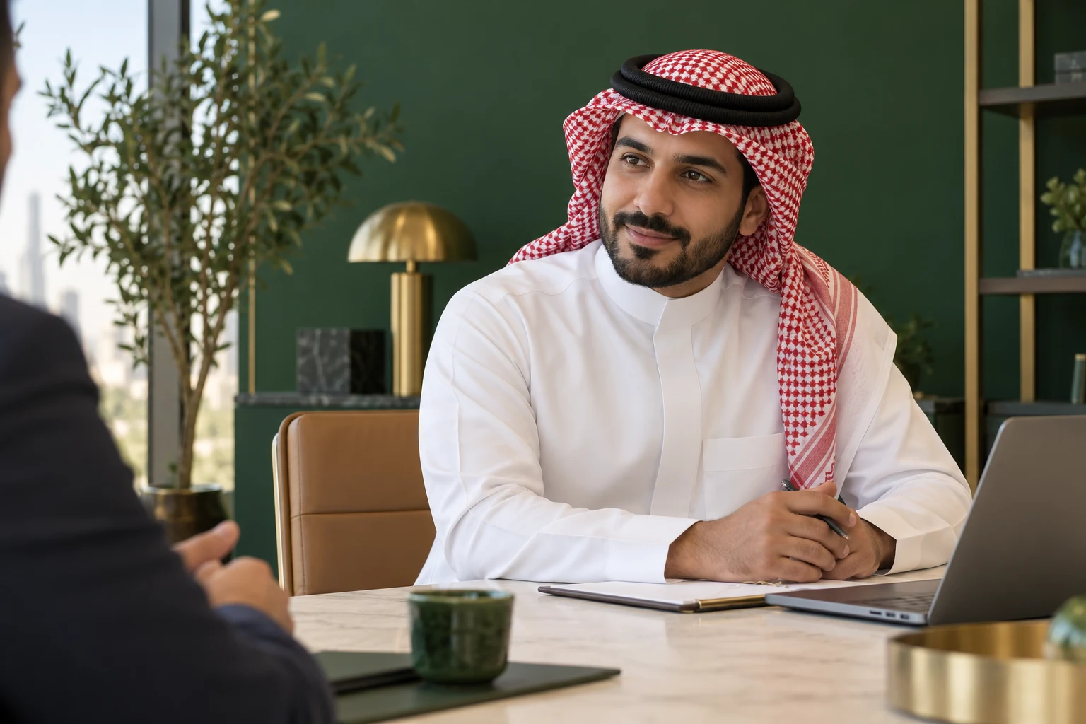 صورة توضيحية لمستشار يستمع إلى احتياج العميل